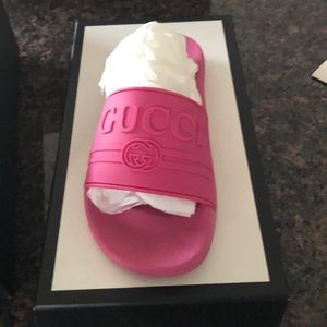 GUCCI Pursuit Fuchsia Slides